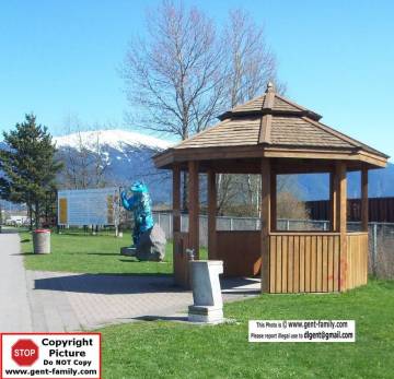 101_1945_gazebo.jpg